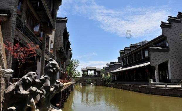 百万旅游博主莎莎走进内蒙古博物院与历史“相遇”